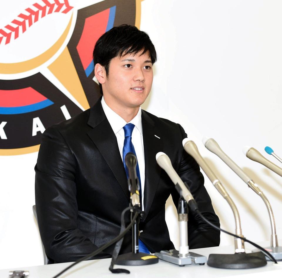 　契約更改し会見する日本ハム・大谷翔平＝球団事務所