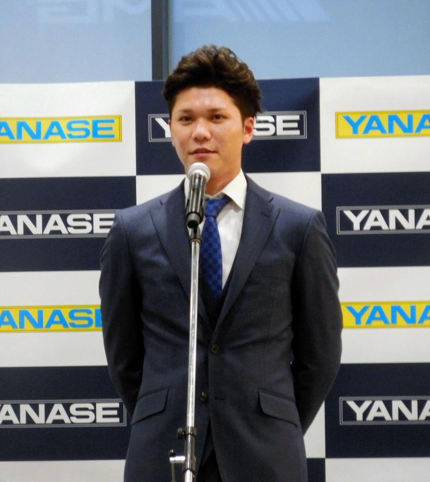 　「２０１６ヤナセ・ジャイアンツＭＶＰ賞」に選ばれ、来季への抱負を語る坂本＝東京・芝浦