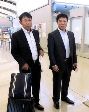 ウインターリーグ視察のため、台湾へ出発する福良監督（右）と西村ヘッドコーチ
