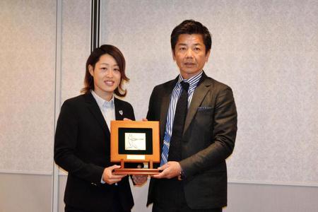 東京運動記者クラブのアマチュア野球分科会賞に選出された侍ジャパン女子代表の大倉監督（右）と志村主将