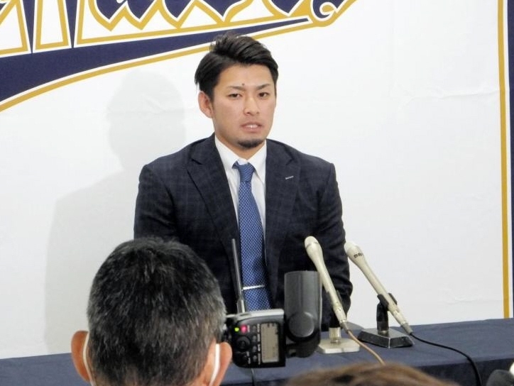契約更改交渉を終えて会見に臨むオリックス・海田＝神戸市内の球団事務所