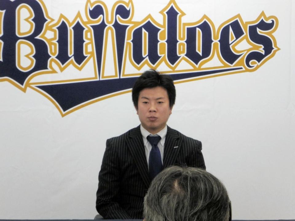 契約更改を終えて会見するオリックス・松葉＝神戸市内の球団事務所