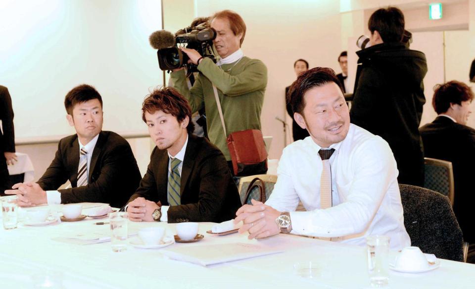 　選手会定期大会に出席した（右から）狩野新選手会長、上本前会長、榎田