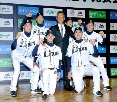 　写真撮影に臨む西武の新入団選手。（前列左から）今井、中塚、（中列左から）源田、辻監督、鈴木、（後列左から）平井、田村