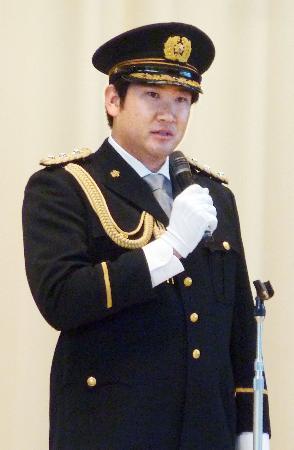 　相模原署の一日警察署長を務め、あいさつする巨人の菅野＝１０日、相模原市