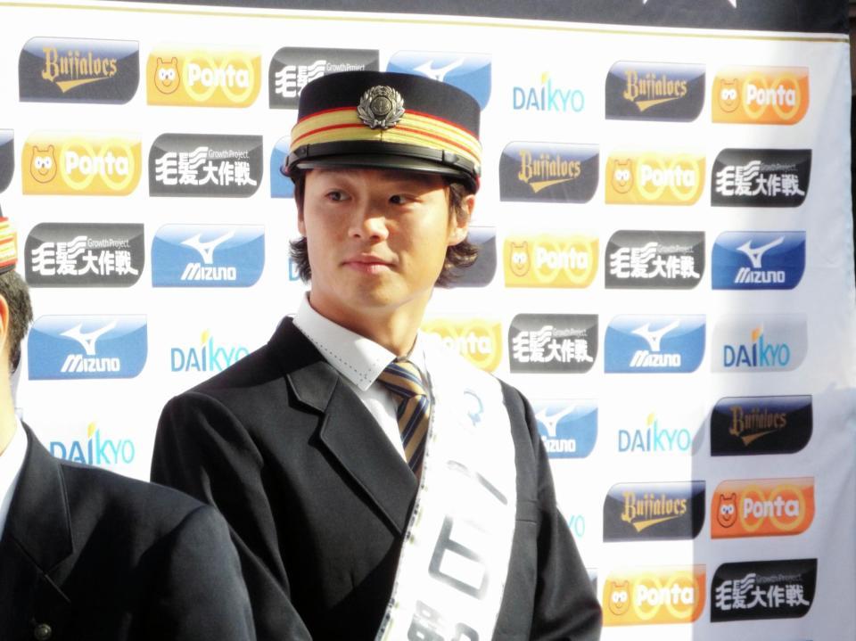 長堀鶴見緑地線京橋駅の一日駅長を務めた山崎福