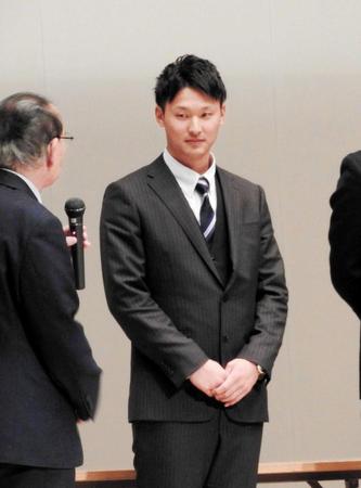 　ステージ上でプロでの抱負を口にする吉川尚