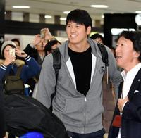 Ｖ旅行から帰国した日本ハム・大谷翔平＝成田空港（撮影・出月俊成）