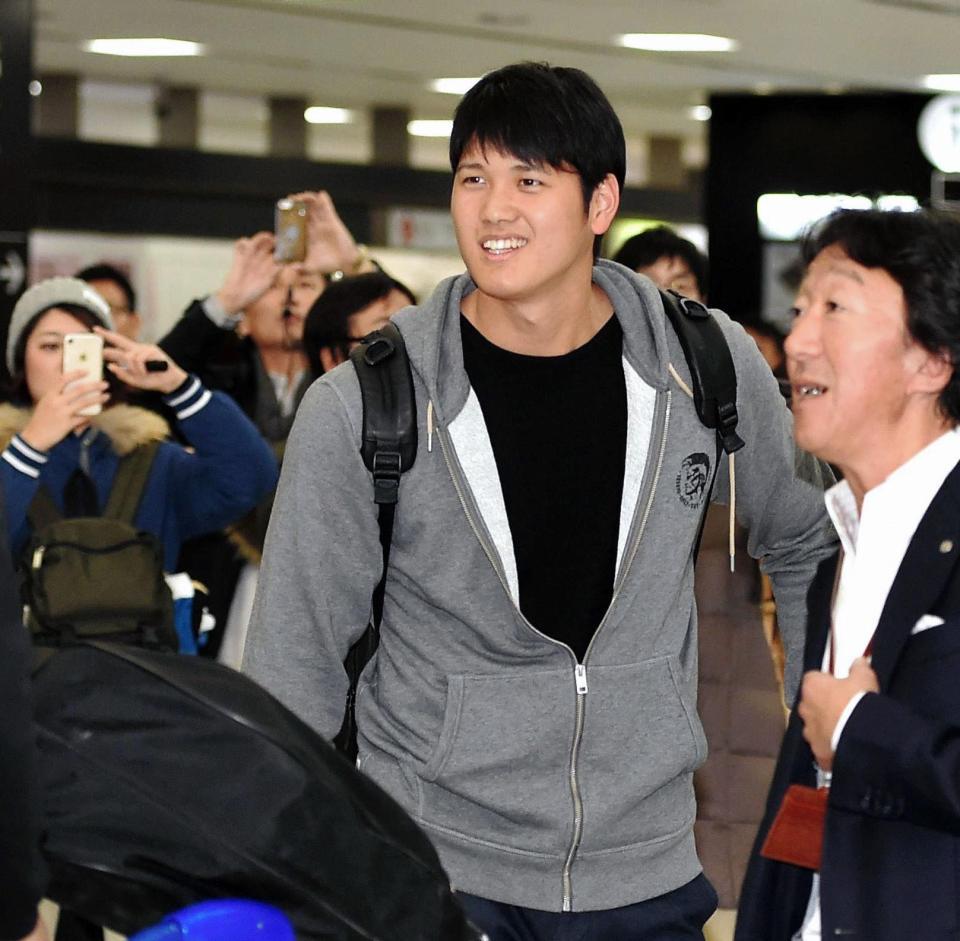 Ｖ旅行から帰国した日本ハム・大谷翔平＝成田空港（撮影・出月俊成）