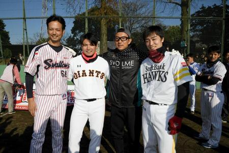 　笑顔で記念写真に納まる（左から）新垣氏、杉内、川崎、和田