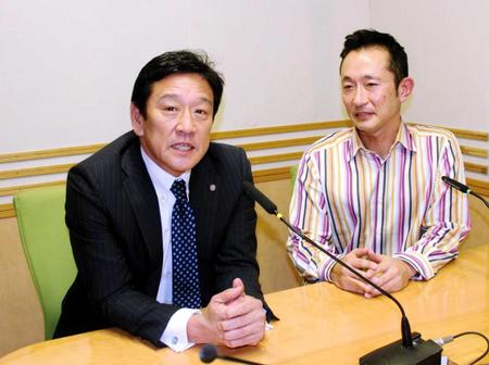 　ラジオ番組の収録に臨んだ栗山監督。右は斉藤アナウンサー