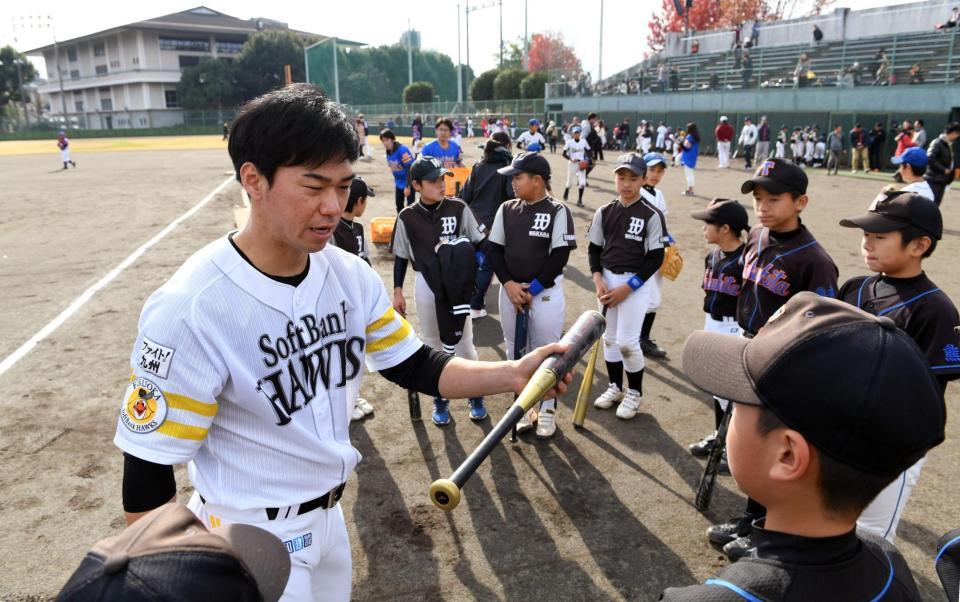 　野球教室で子どもたちに打撃を指導する長谷川