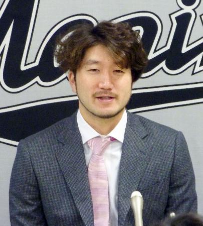 　契約更改を終え、記者会見するロッテの石川＝２０日、ＺＯＺＯマリンスタジアム