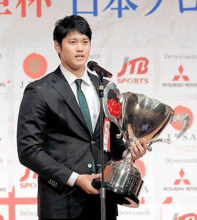 日本プロスポーツ大賞「内閣総理大臣杯大賞」を受賞し、あいさつする大谷