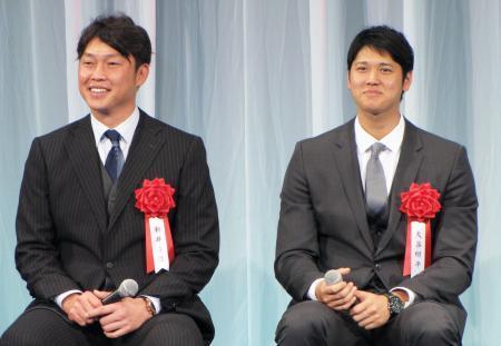 　報知プロスポーツ大賞の表彰式に出席した広島の新井（左）と日本ハムの大谷＝２１日、東京都内のホテル