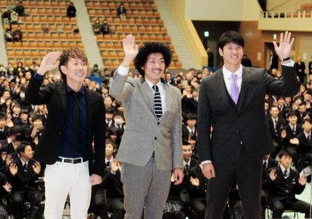 　花巻東高６０周年記念式典後、トータルテンボスの二人と記念撮影に納まる大谷