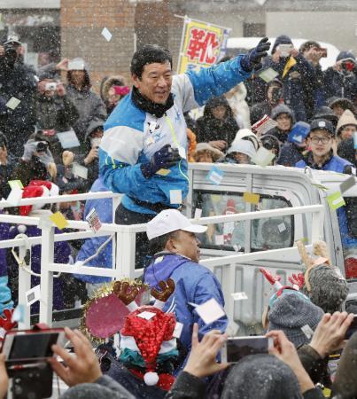 　自宅のある北海道栗山町で優勝パレードをするプロ野球日本ハムの栗山英樹監督＝２３日