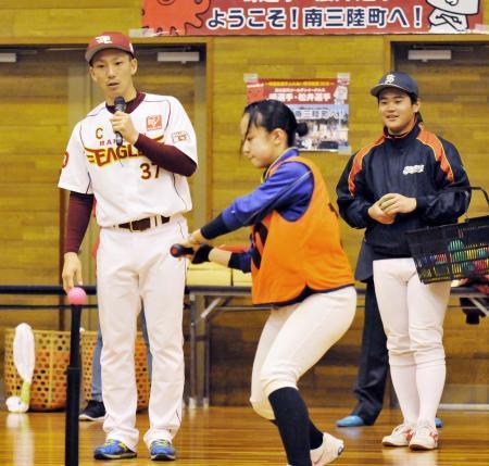 　野球教室で打撃を指導する楽天・嶋（左）＝２３日、宮城県南三陸町