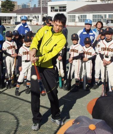 　野球教室で打撃を披露する西武・秋山＝２３日、神奈川県横須賀市