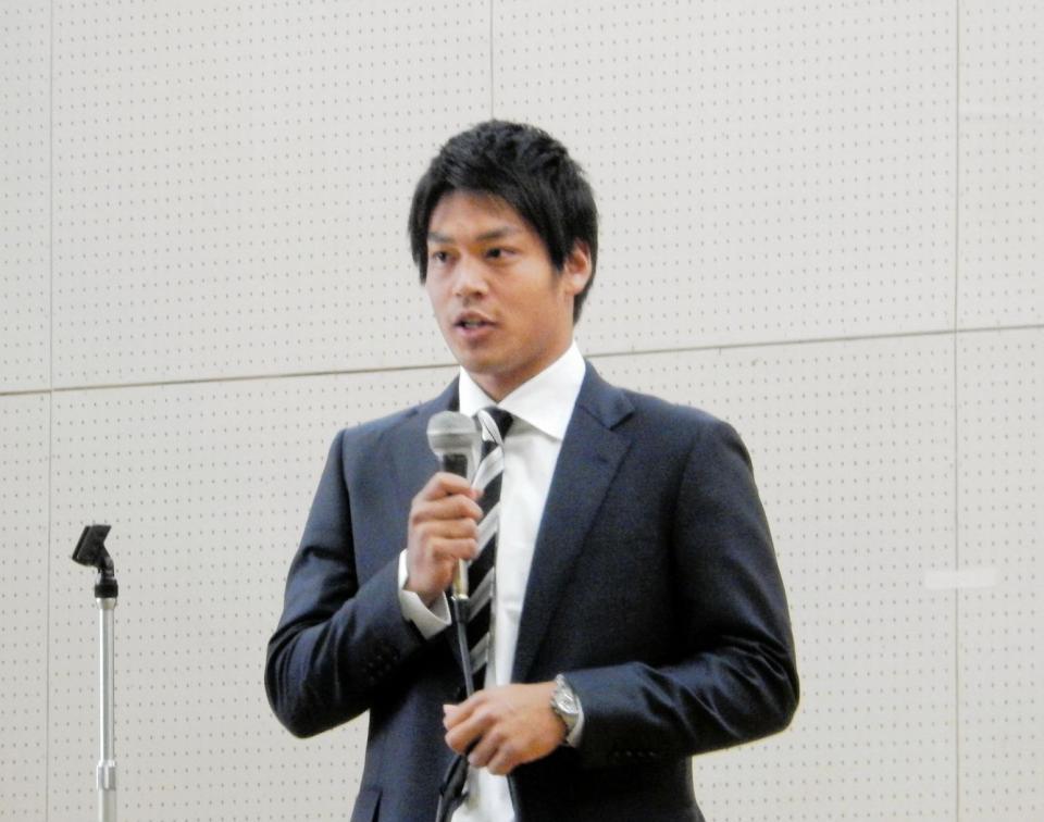 母校・都立日野高校に“凱旋”し、講演する佐々木