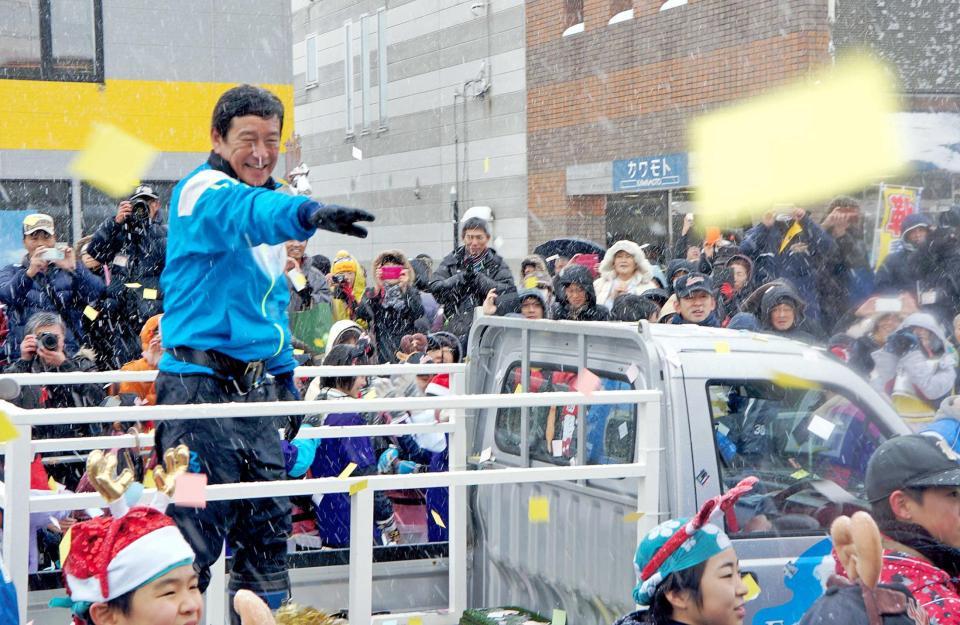 　北海道栗山町で優勝パレードを行った栗山監督