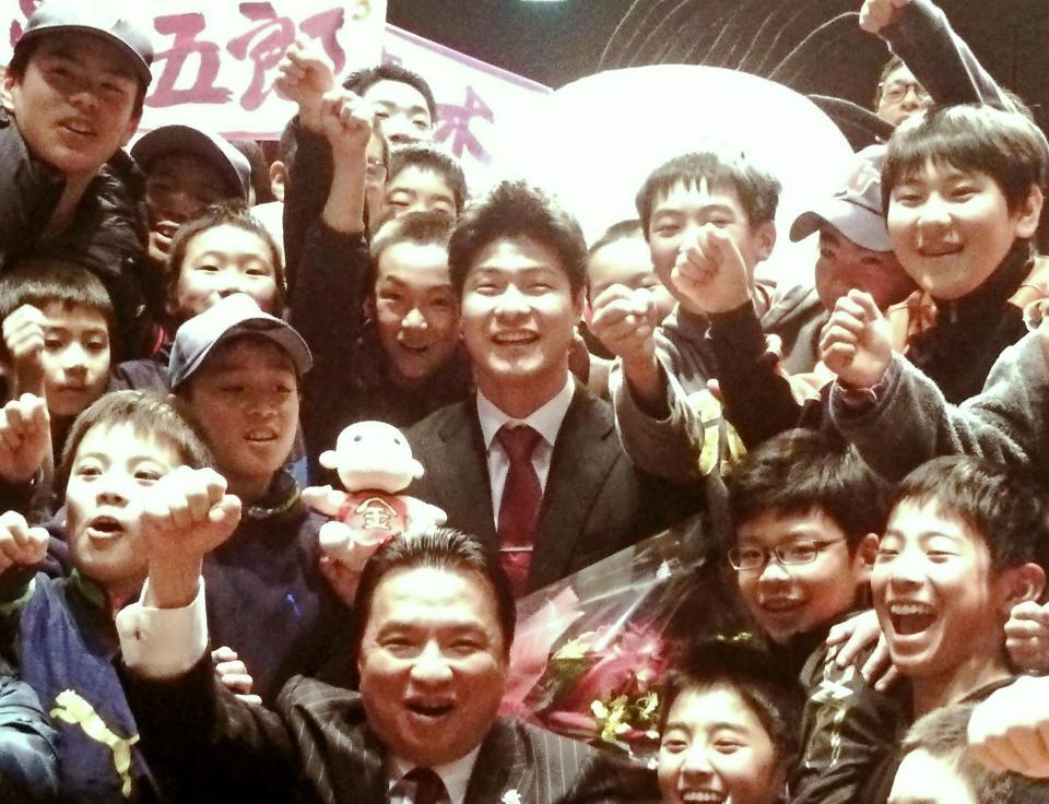 子どもたちと記念撮影に応じる茂木（中央）
