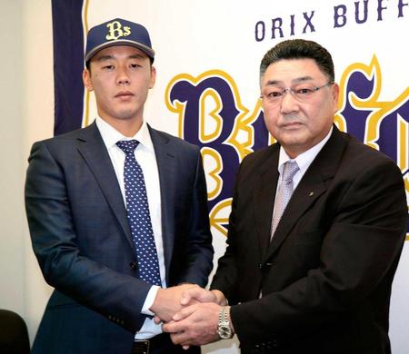 　オリックス入団会見後、長村球団本部長（右）と握手する金田