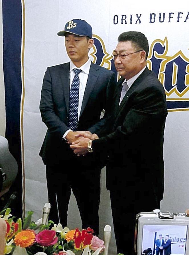 長村球団本部長（右）と入団会見を行う金田