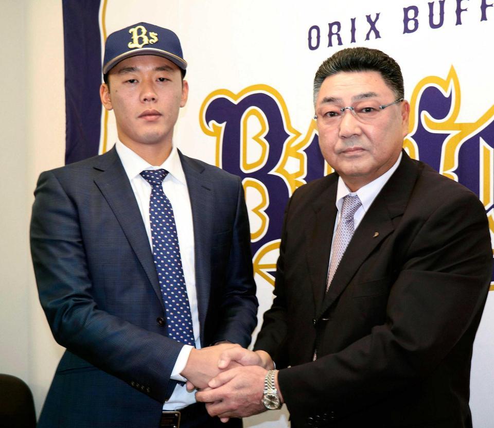 　オリックス入団会見後、長村球団本部長（右）と握手する金田