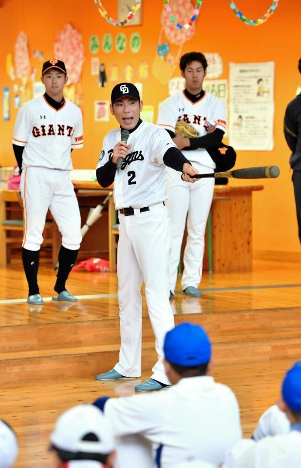 野球教室で少年たちを指導する荒木　