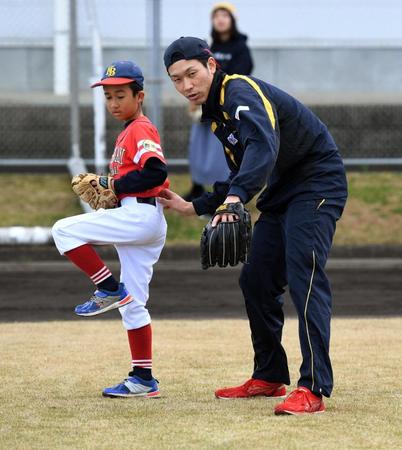 プロ野球宮崎県人会の野球教室で熱心に指導する武田