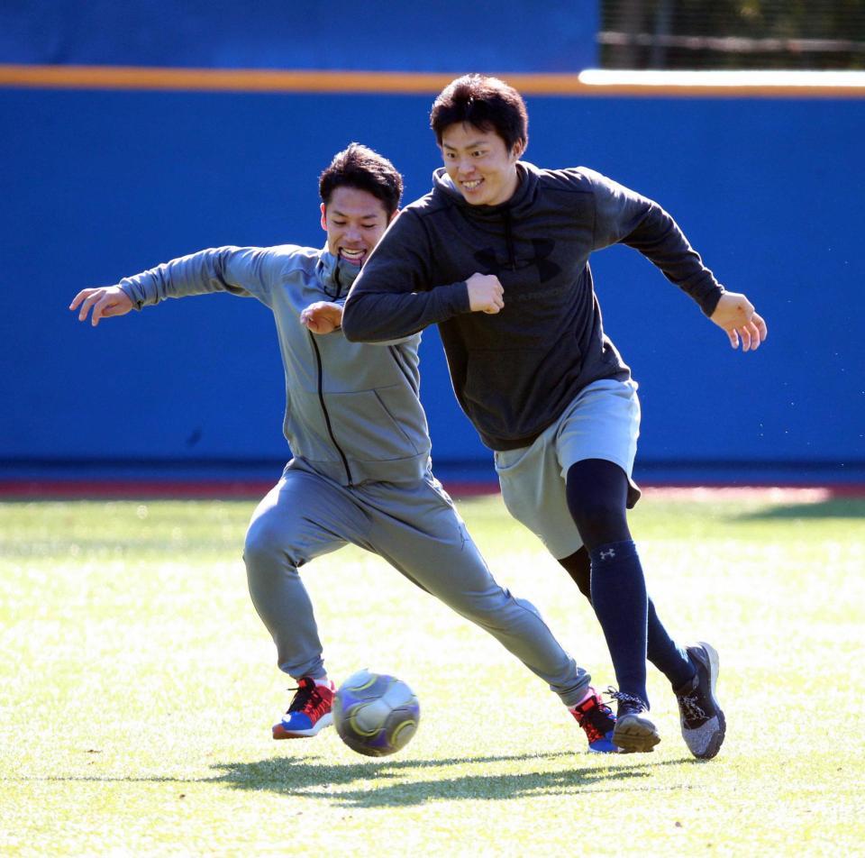 　ヤクルト・小川（左）とフットサルで汗を流す田中