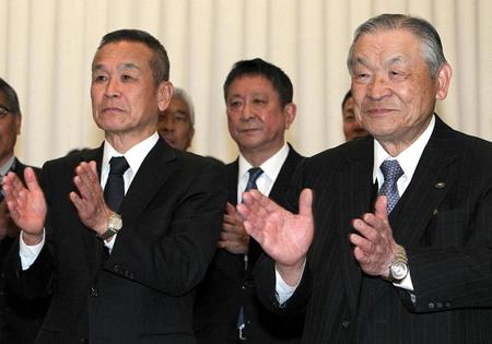 年賀式で手締めをする（右から）白井文吾オーナー、西山和夫球団代表、佐々木崇夫球団社長