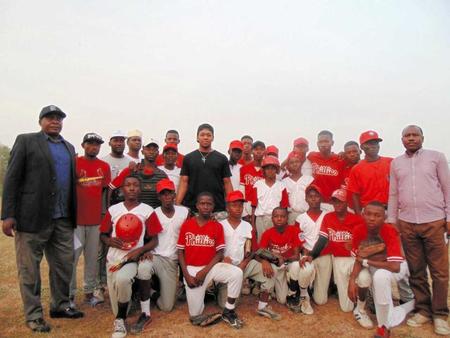 　ナイジェリアの野球少年たちと記念撮影するオコエ（楽天球団提供）