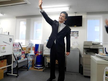 ３、３、１ダアーッと気勢を上げる山室球団社長