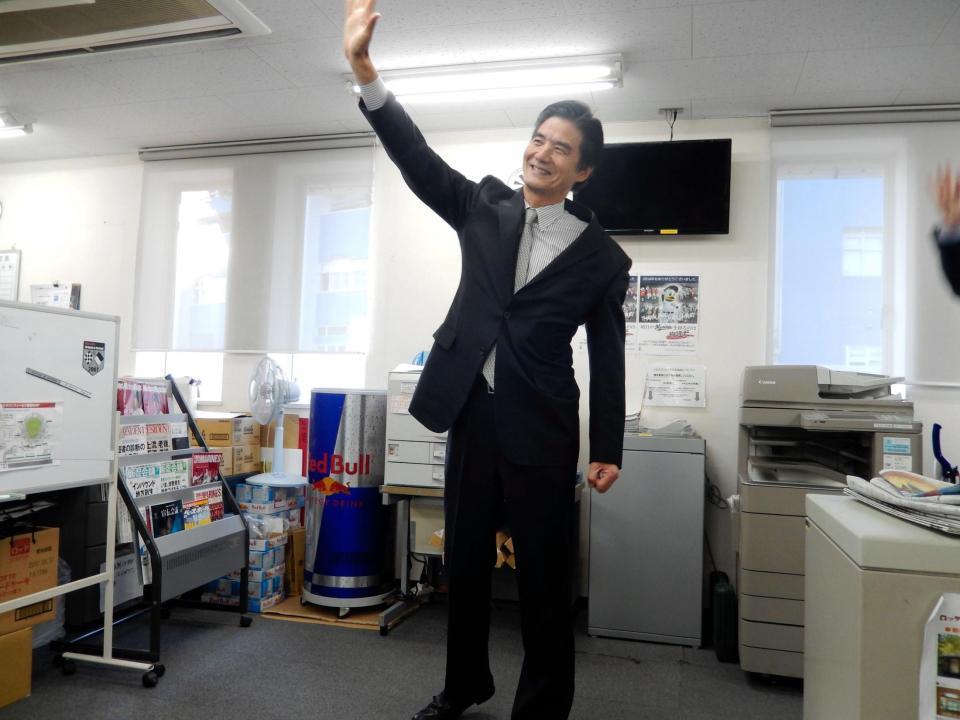 ３、３、１ダアーッと気勢を上げる山室球団社長