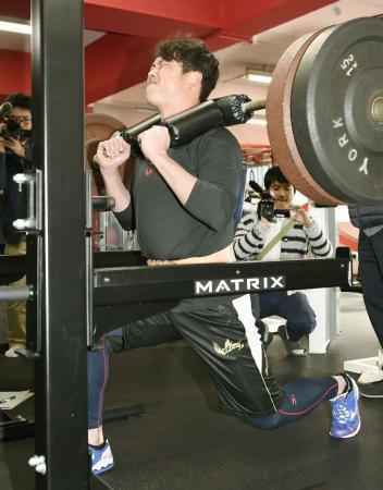 　自主トレを公開した広島・新井＝広島市内