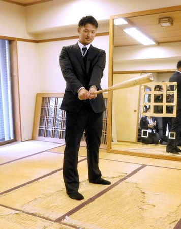 　ジャイアンツ寮に入寮し、松井部屋を見学した吉川尚