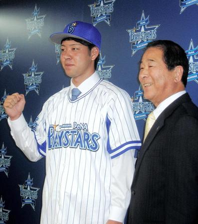 　人的補償でＤｅＮＡに移籍した平良（右は高田ＧＭ）