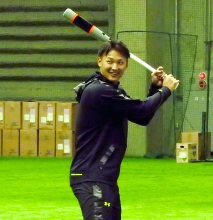 穏やかな笑みを浮かべて練習する吉川尚＝ジャイアンツ球場
