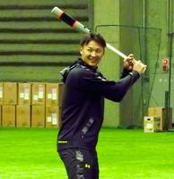 穏やかな笑みを浮かべて練習する吉川尚＝ジャイアンツ球場