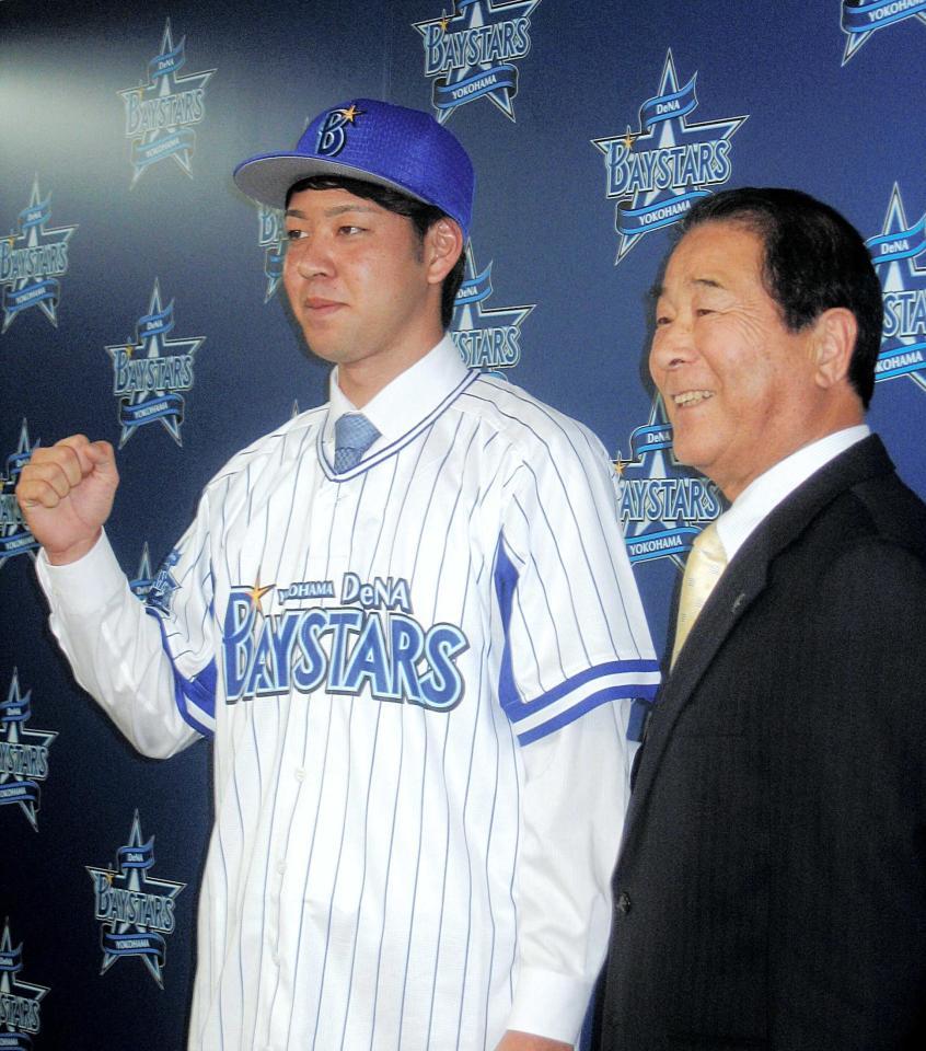 　人的補償でＤｅＮＡに移籍した平良（右は高田ＧＭ）