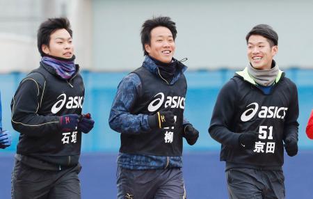　中日の新人合同自主トレーニングでランニングする（左から）石垣、柳、京田＝ナゴヤ球場