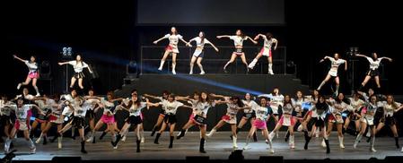 パ・リーグ６球団のチアがダンスで会場を沸かせる＝オリックス劇場（撮影・田中太一）