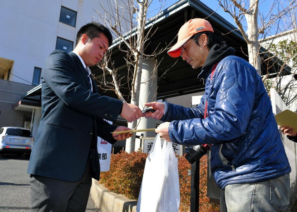 入寮後、ファンにサインする今井（左）