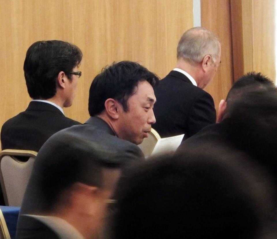 ＰＬ学園のＯＢ会総会に出席した宮本慎也氏（中央）＝大阪市内のホテル