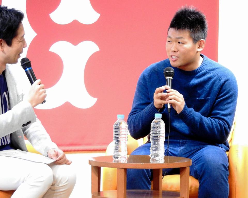 軽快なトークでファンを沸かせる田口（右）