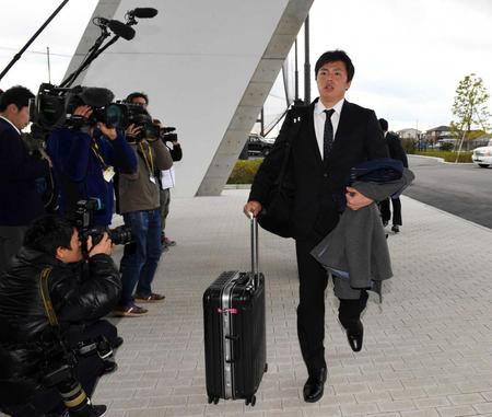 　福岡県筑後市の選手寮に到着した田中