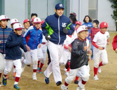 中日・荒木らが熊本で野球教室 地震復興支援、小学生に