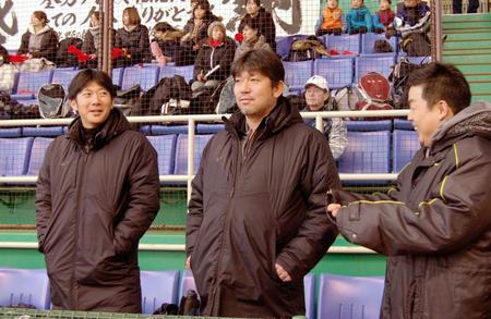 　試合前、選手たちの練習を見守る野茂英雄さん（中央）＝全但バス但馬ドーム